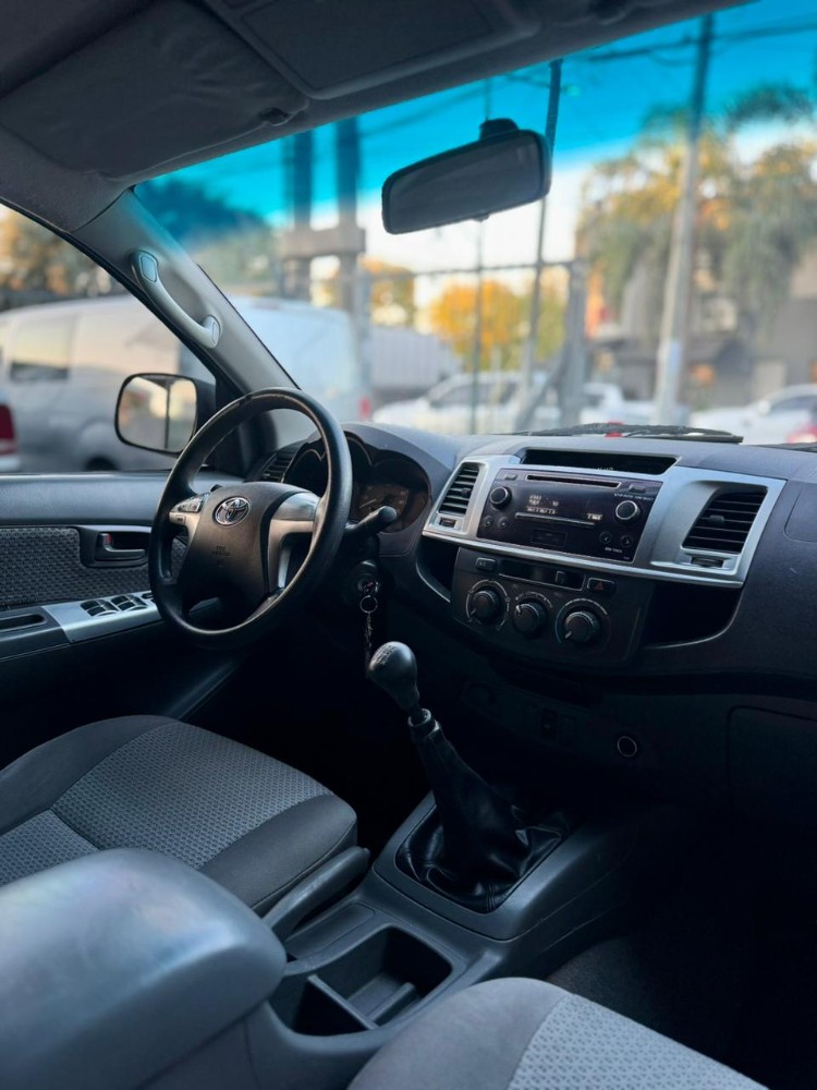 Toyota Hilux SR — foto 14